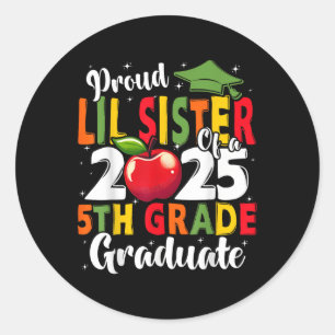 Lustigt proud Lil-syster med en cl på 2025 5:e Kla Runt Klistermärke