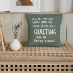 Lustigt Quilting Problemote Quote for Quilters Grö Kudde<br><div class="desc">Roligt dekorativ kudde i sage grönt med ett lustigt citat som alla kylskåp kan relatera till om att filma med en tom bobbin och inte inse det förrän det är för sent.</div>