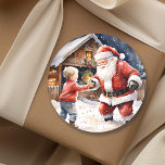 Lustigt Santa Snowball Fight Nostalgic-jul Runt Klistermärke<br><div class="desc">En gammal snöbollsmatch mellan ett litet barn och tomten på en snövinter kväll på en vintage. Söta nostalgiska julklistermärken.</div>