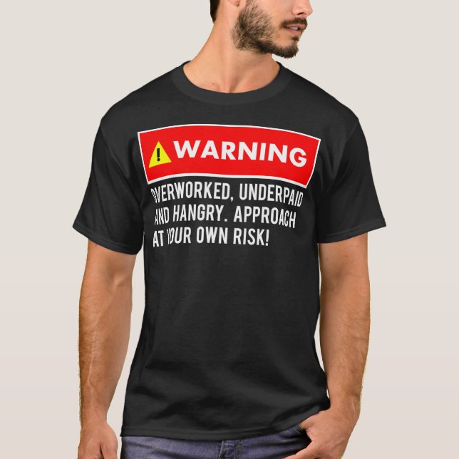 Lustigt Sarkastic Warning Överarbetade underbetald T Shirt (Framsida)