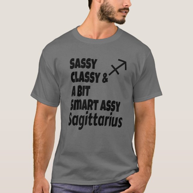 Lustigt Sassy Classy och lite smart Assy Sagittari T Shirt (Framsida)