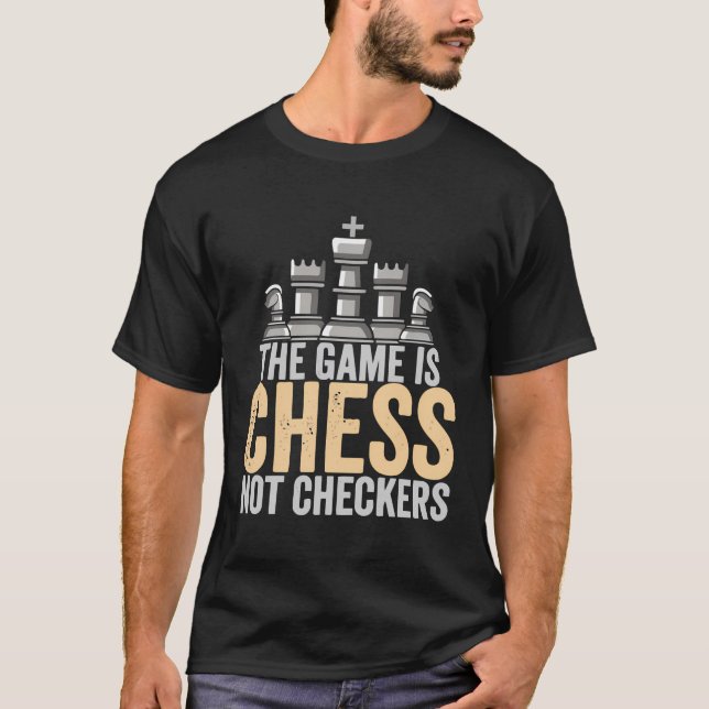 Lustigt schackspelare! Spelet är schack inte Check T Shirt (Framsida)