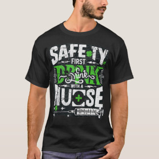 Lustigt sjuksköterska först Drick med sjukskötersk T Shirt
