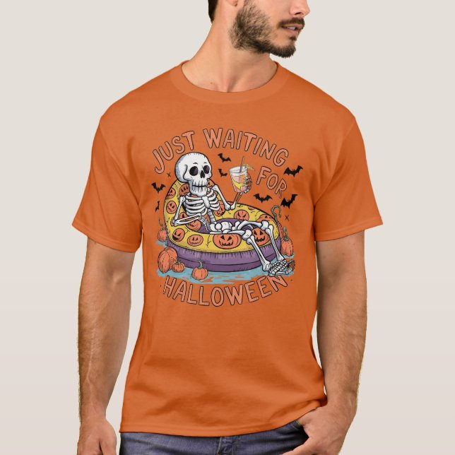 Lustigt Skeleton Halloween väntar bara på Hallowee T Shirt (Framsida)