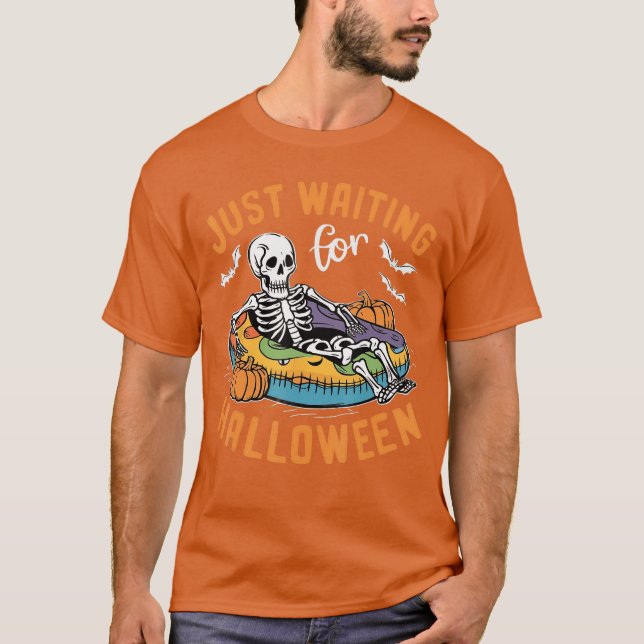 Lustigt Skeleton Halloween väntar bara på Hallowee T Shirt (Framsida)