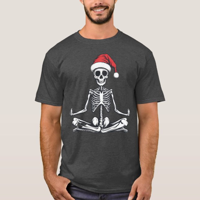 Lustigt skelett som gör lite yoga på Halloween TSh T Shirt (Framsida)