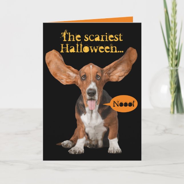 Lustigt Skrämt Basset Hound ut ur Treats Halloween Kort (Framsida)
