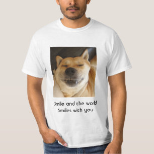 Lustigt söt hund leende med upplyftande slogan t shirt