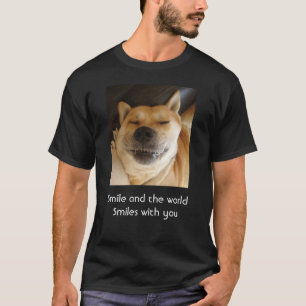 Lustigt söt hund leende med upplyftande slogan t shirt