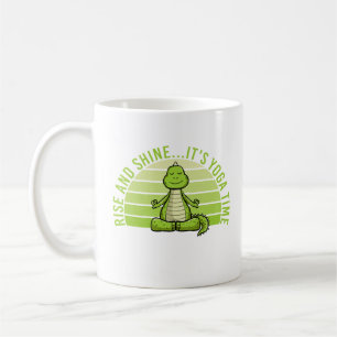 Lustigt söt krokodil som gör yoga. kaffemugg