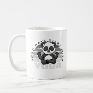 Lustigt söt panda som gör yoga. kaffemugg