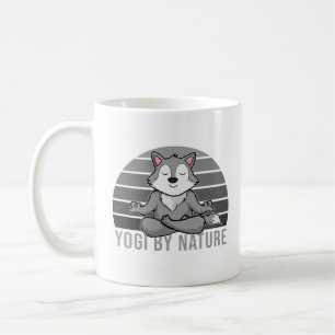 Lustigt söt varg som gör yoga. kaffemugg
