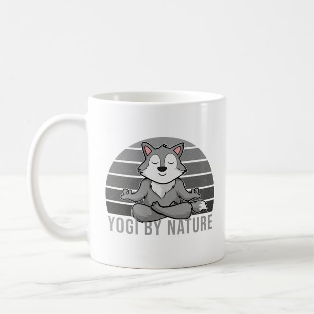 Lustigt söt varg som gör yoga. kaffemugg (Vänster)