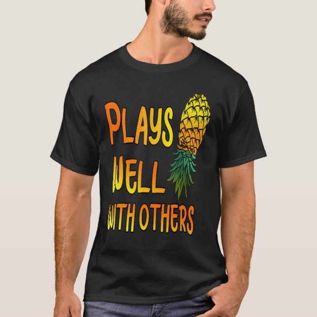 Lustigt spelas bra med andra upp och ned på ananas t shirt (Framsida)