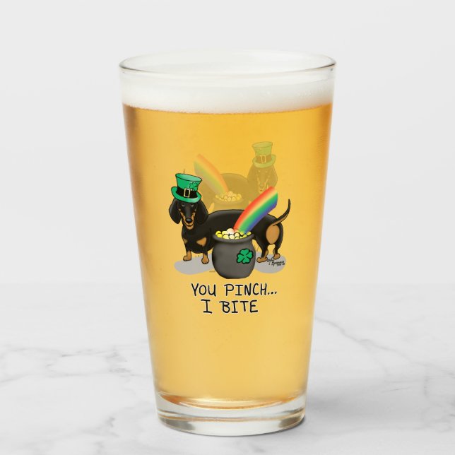 Lustigt St. Patrick's Day Dachshund (svart och tan Glaskopp (Baksida fylld)