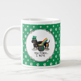 Lustigt St. Patrick's Day Dachshund (svart och tan Jumbo Mugg