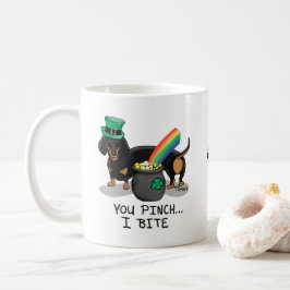 Lustigt St. Patrick's Day Dachshund (svart och tan Kaffemugg