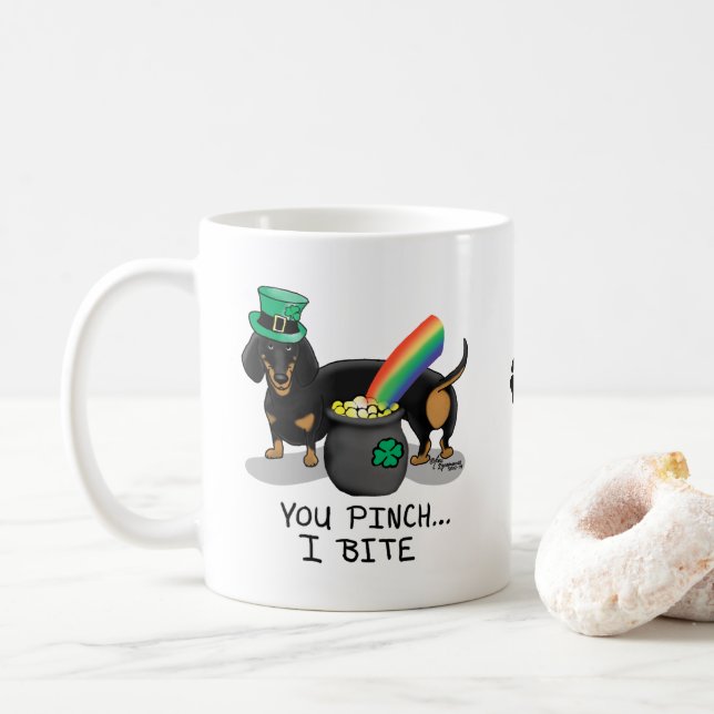 Lustigt St. Patrick's Day Dachshund (svart och tan Kaffemugg (Med munk)
