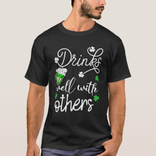 Lustigt St patricks day dricker väl med andra T Shirt