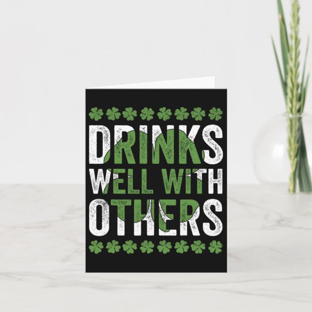 Lustigt St patricks day dricker väl med annat öl Kort (Framsida)