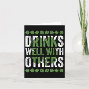 Lustigt St patricks day dricker väl med annat öl Kort