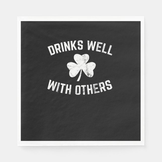 Lustigt St patricks day Drinking Shirt Drinks well Pappersservett (Framsidan)