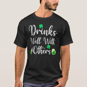 Lustigt St patricks day Drinking Shirt Drinks well T