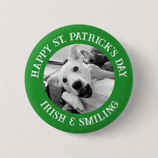 Lustigt St. Patrick's Day Irish och Smiling Hund Knapp