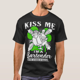 Lustigt St patricks day Kiss Me jag är en Bartende T Shirt