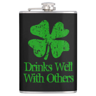 Lustigt St patrick's day som dricker 8 oz kolv Fickplunta