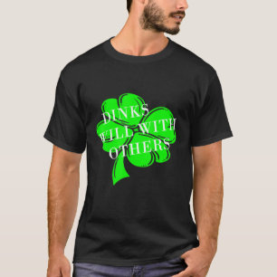Lustigt St patricks day som dricker Tee Drinks wel