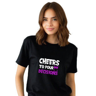 Lustigt svart "Cheers to Pour Decision" T Shirt