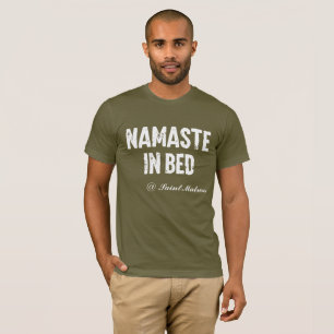 Lustigt t-shirt "namaste in bed"