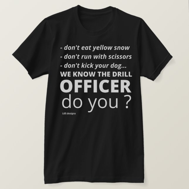 Lustigt t-shirt: "VI VET DRILLEN" T Shirt (Design framsida)