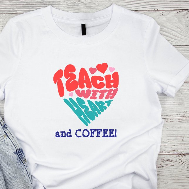 Lustigt TEACH MED HEART OCH COFFEE'Blue/Red T Shirt (Skapare uppladdad)