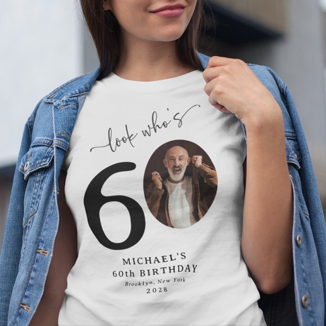 Lustigt 'Titta vem som är 60' Snyggt 60:e födelsed T Shirt (Skapare uppladdad)