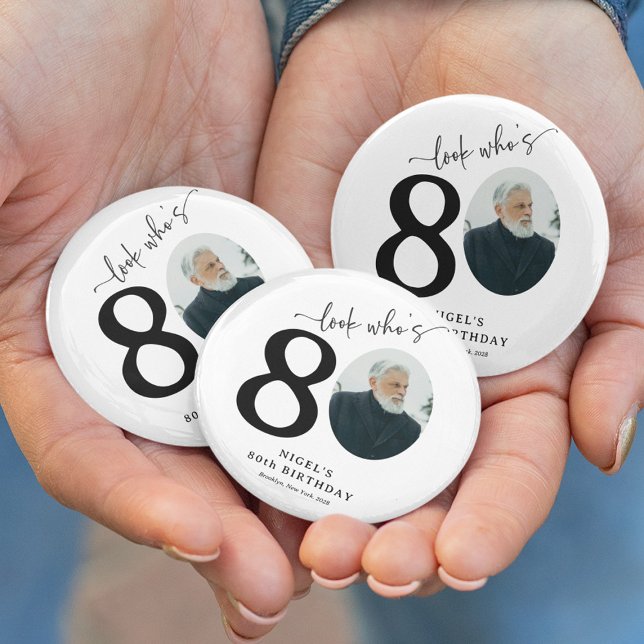 Lustigt 'Titta vem som är 80' Snyggt 80:e födelsed Knapp (Skapare uppladdad)