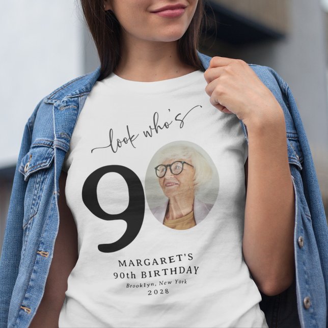Lustigt "Titta vem som är 90" Snyggt 90:e födelsed T Shirt (Skapare uppladdad)