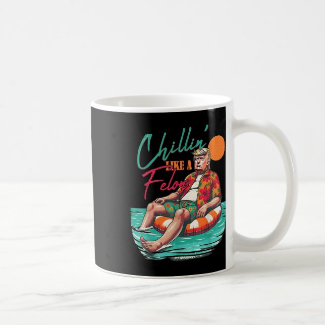 Lustigt trumfkort som en felonsommar 2024 kaffemugg (Höger)