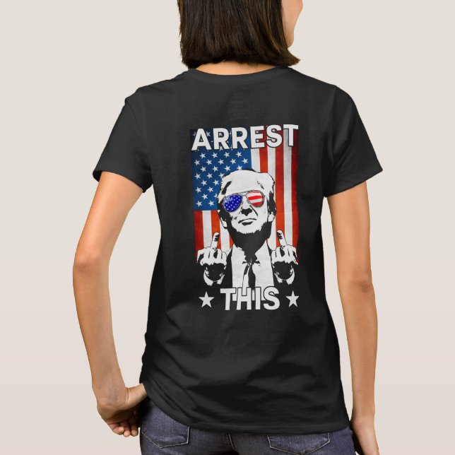 Lustigt Trump 2024 Arrest Denna amerikanska Flagga T Shirt (Baksida)