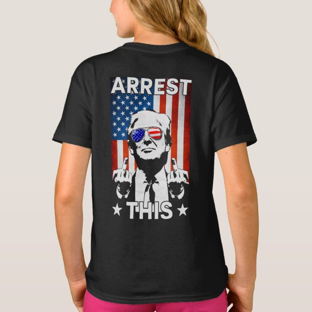 Lustigt Trump 2024 Arrest Denna amerikanska Flagga T Shirt (Baksida)