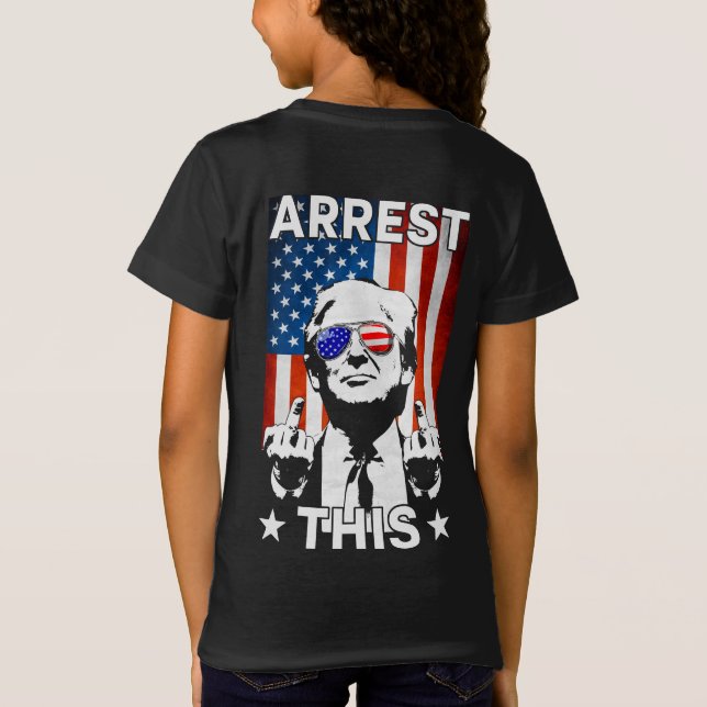Lustigt Trump 2024 Arrest Denna amerikanska Flagga T Shirt (Baksida)
