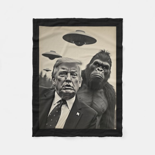 Lustigt Trump Bigfoot Selfie med Ufos Konstig Alie Fleecefilt (Framsidan)