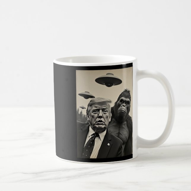 Lustigt Trump Bigfoot Selfie med Ufos Konstig Alie Kaffemugg (Höger)