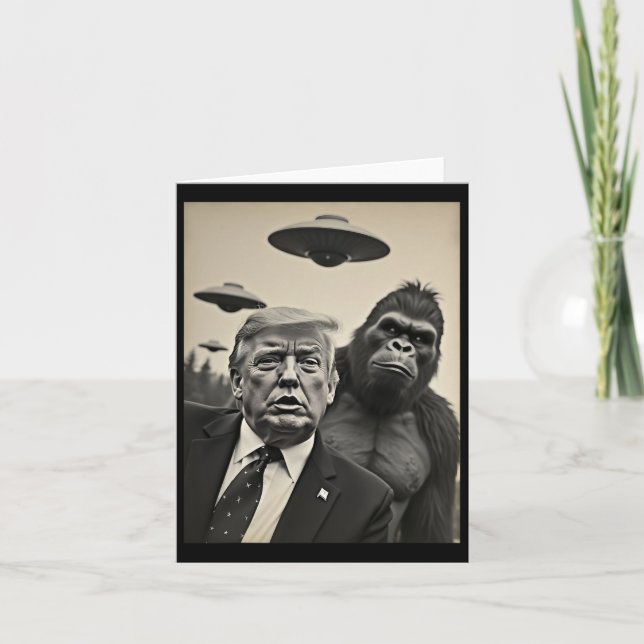 Lustigt Trump Bigfoot Selfie med Ufos Konstig Alie Kort (Framsida)