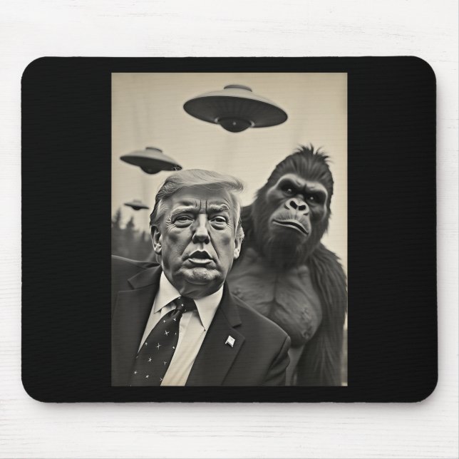 Lustigt Trump Bigfoot Selfie med Ufos Konstig Alie Musmatta (Framsidan)