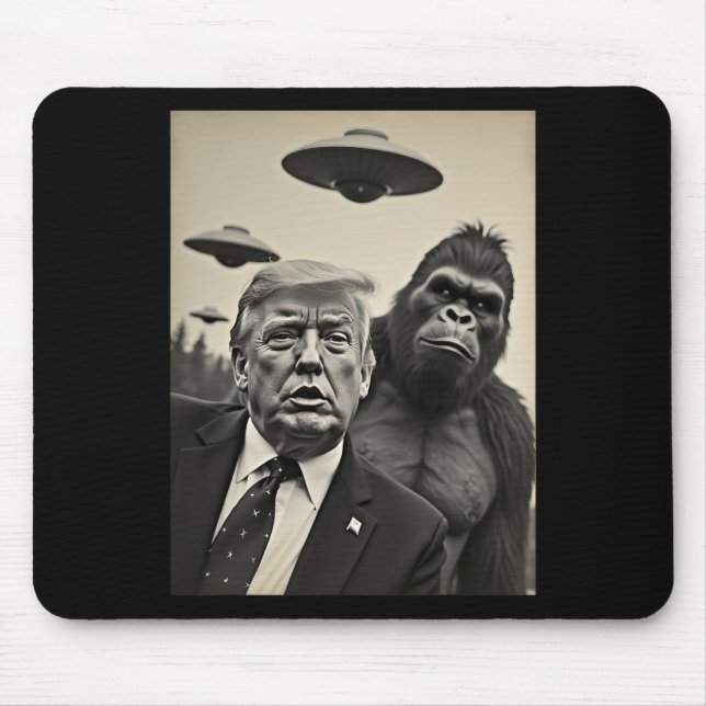 Lustigt Trump Bigfoot Selfie med Ufos Konstig Alie Musmatta (Framsidan)