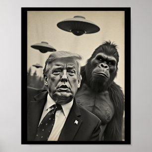 Lustigt Trump Bigfoot Selfie med Ufos Konstig Alie Poster