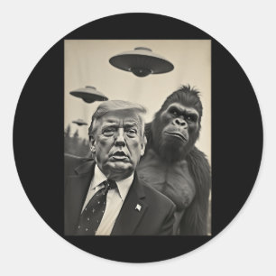 Lustigt Trump Bigfoot Selfie med Ufos Konstig Alie Runt Klistermärke