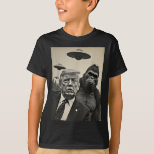 Lustigt Trump Bigfoot Selfie med Ufos Konstig Alie T Shirt